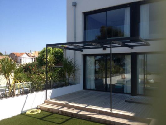 Pergola en fer thermolaqué noir sur mesure installée à Marseille